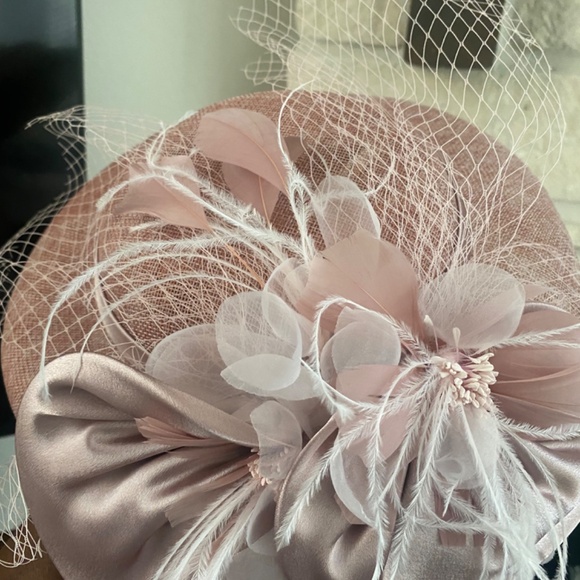 Brand new 12’ fascinator with feathers,net and satin - Picture 6 of 8